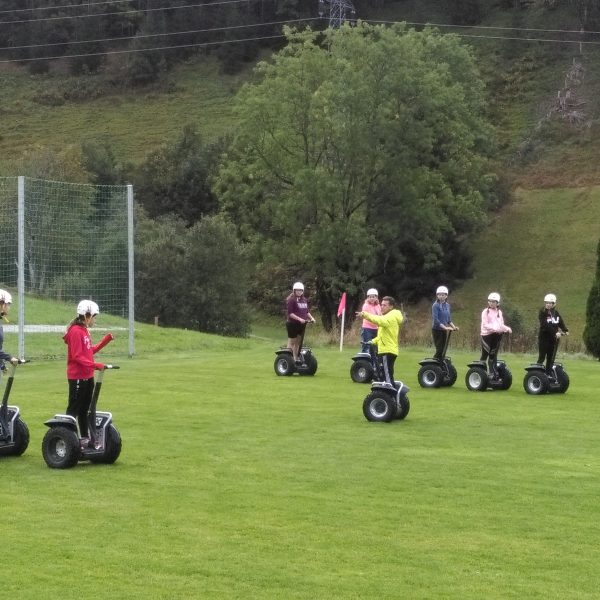 Segway-Fahrt am Fußballplatz.