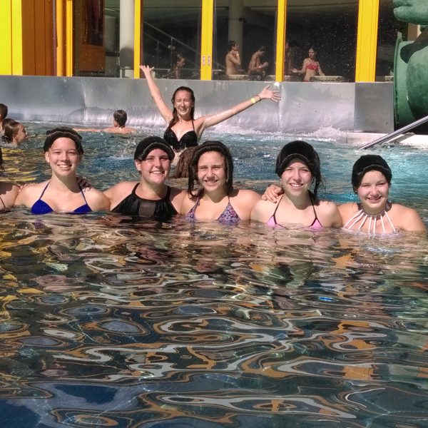 Gruppenfoto der Zweitklässlerinnen im Außenbecken der Therme.