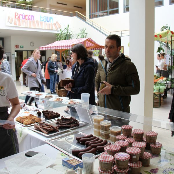 Stand mit Fleisch- und Wurstprodukten.